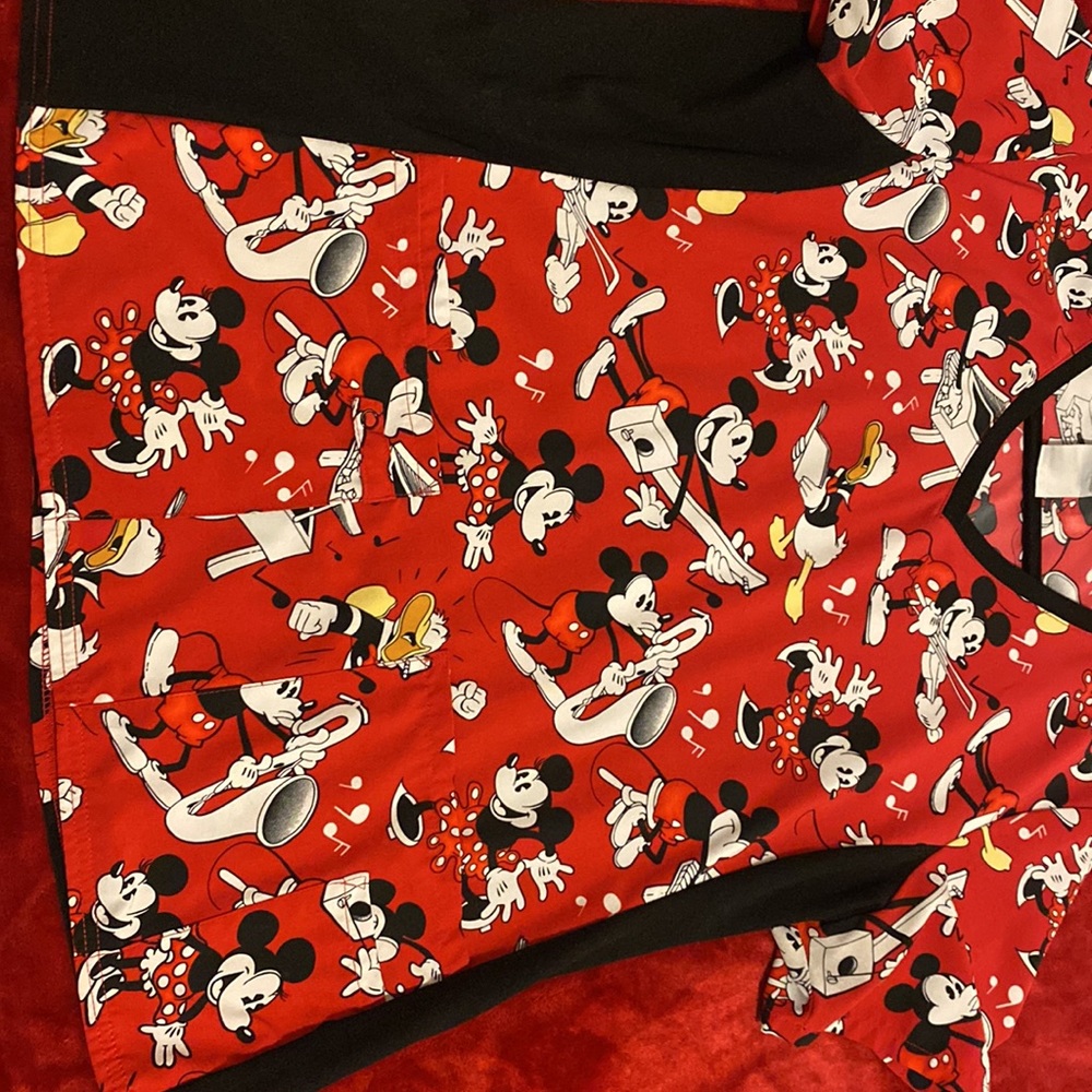 Disney pediatric scrub top size L - Picture 4 of 5